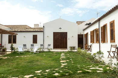 Diseño de fachada de casa bifamiliar blanca mediterránea extra grande de una planta con revestimientos combinados, tejado a dos aguas y tejado de teja de barro