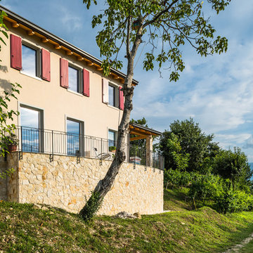 Stile collinare per questa abitazione in legno - 260 mq