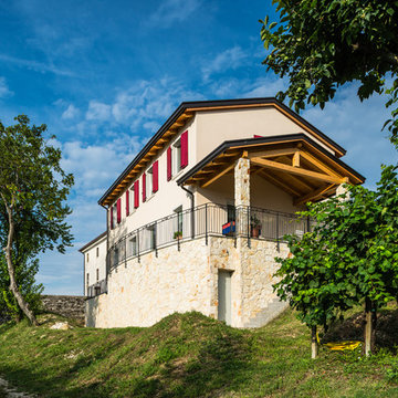 Stile collinare per questa abitazione in legno - 260 mq