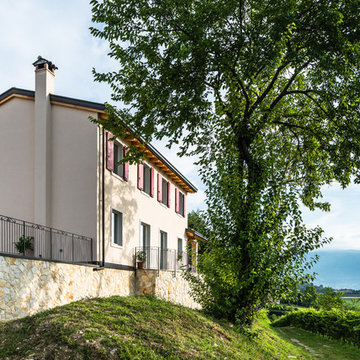 Stile collinare per questa abitazione in legno - 260 mq