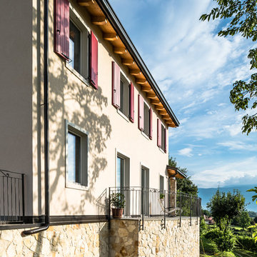 Stile collinare per questa abitazione in legno - 260 mq