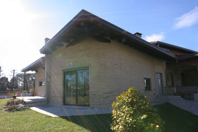 Ispirazione per la facciata di una casa beige classica a due piani con rivestimento in pietra e tetto a capanna