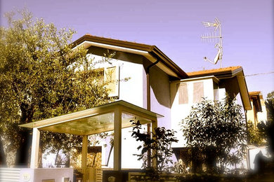 Diseño de fachada de casa azul marinera grande de dos plantas con tejado de teja de barro