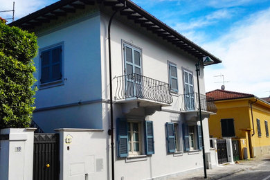 Idee per la facciata di una casa classica a due piani