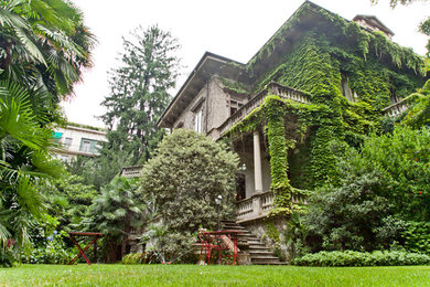 ミラノにあるラグジュアリーなトラディショナルスタイルのおしゃれな三階建ての家の写真
