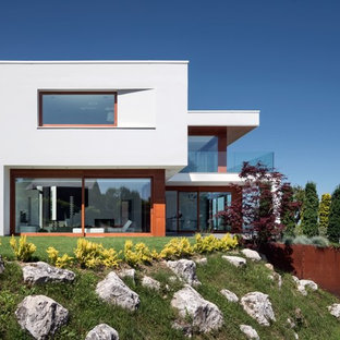 Immagine della villa bianca moderna a due piani con tetto piano