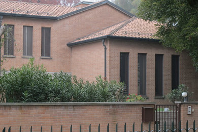 ボローニャにあるコンテンポラリースタイルのおしゃれな家の外観の写真