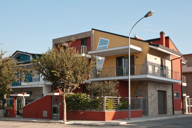 Ispirazione per la facciata di una casa multicolore moderna a due piani di medie dimensioni con rivestimento in pietra e copertura in tegole