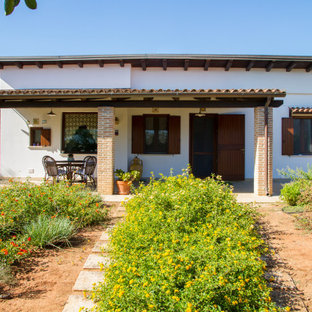 Immagine della facciata di una casa ampia mediterranea