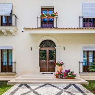 Immagine della facciata di una casa unifamiliare beige mediterranea