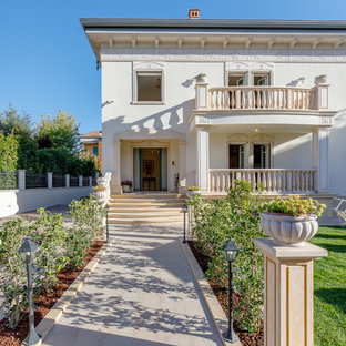 Idee per la villa beige classica a due piani con scale