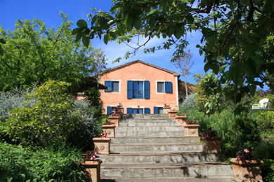 Esempio della facciata di una casa arancione shabby-chic style