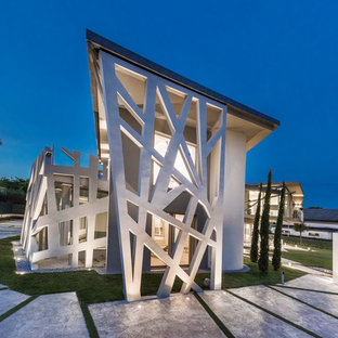 Idee per la facciata di una casa unifamiliare grigia contemporanea a due piani con rivestimento in cemento e tetto a una falda