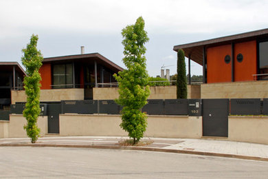 Ejemplo de fachada contemporánea de tamaño medio de dos plantas con revestimientos combinados y tejado de un solo tendido