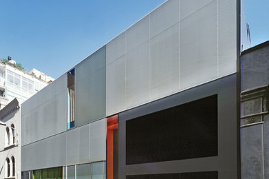 Diseño de fachada industrial de tamaño medio con revestimientos combinados