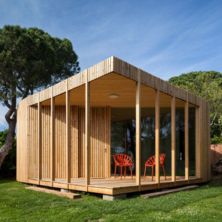 Modelo de fachada beige, contemporánea, pequeña, de una planta, con revestimiento de madera y tejado plano