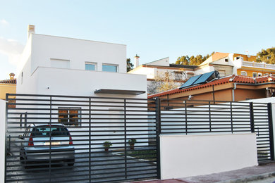 Imagen de fachada blanca actual pequeña de dos plantas con tejado plano