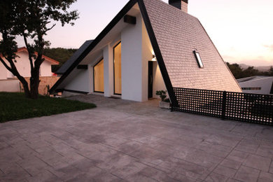 Foto de fachada de casa blanca escandinava de tamaño medio de dos plantas con revestimientos combinados y tejado a la holandesa