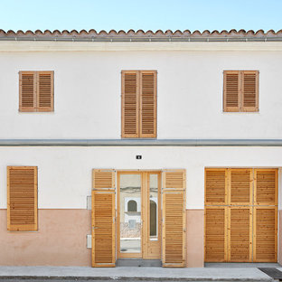 Imagen de fachada de casa pareada multicolor, mediterránea, de tamaño medio, de dos plantas, con tejado de teja de barro