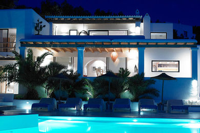 他の地域にある地中海スタイルのおしゃれな家の外観の写真