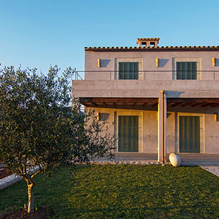 Modelo de fachada de casa rosa, mediterránea, de dos plantas, con tejado de teja de barro
