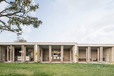 Imagen de fachada de casa beige minimalista de una planta con tejado plano
