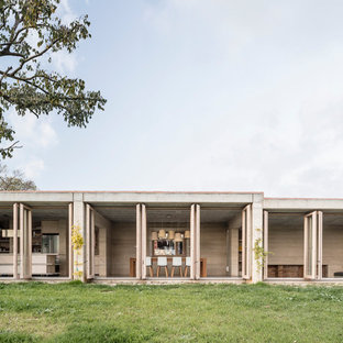 Imagen de fachada de casa beige, minimalista, de una planta, con tejado plano