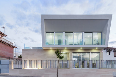 Diseño de fachada blanca contemporánea grande de tres plantas con revestimientos combinados y tejado plano