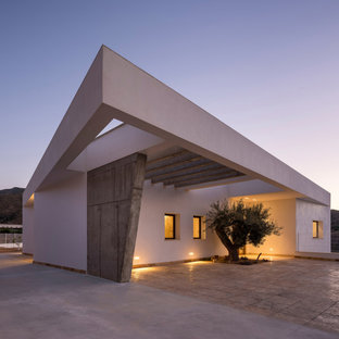 Foto de fachada de casa blanca, minimalista, de una planta