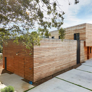 Diseño de fachada de casa marrón, nórdica, de tamaño medio, de dos plantas, con revestimiento de madera y tejado plano