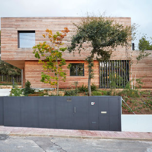 Ejemplo de fachada de casa marrón, contemporánea, de dos plantas, con tejado plano