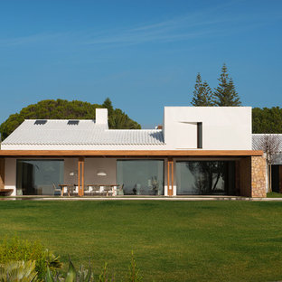 Imagen de fachada de casa blanca, mediterránea, extra grande, con tejado de teja de barro