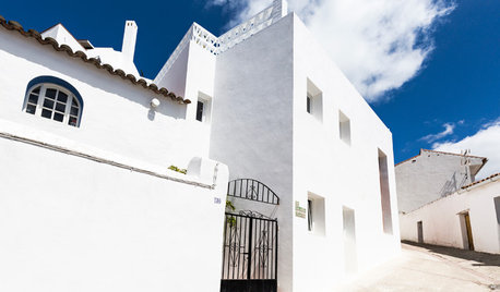 真っ白な家並みに溶け込んで。傾斜を利用し景観を楽しむスペインの家