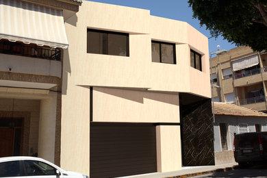 Modelo de fachada de casa beige minimalista grande de dos plantas con revestimiento de piedra
