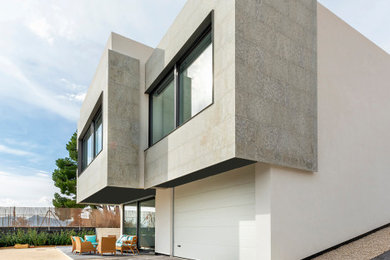Modelo de fachada blanca minimalista con tejado plano