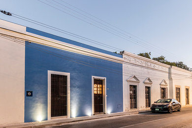 Idee per la villa blu contemporanea a due piani di medie dimensioni con rivestimenti misti, tetto piano e copertura mista