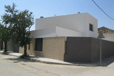 Foto på ett stort funkis vitt hus, med tre eller fler plan, blandad fasad och platt tak