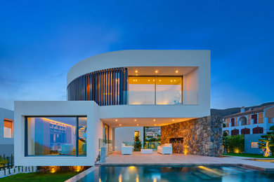 Идея дизайна: большой, двухэтажный, белый дом в современном стиле с комбинированной облицовкой и плоской крышей
