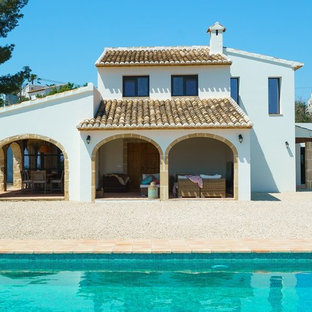 Diseño de fachada de casa blanca, mediterránea, de dos plantas, con tejado de teja de barro