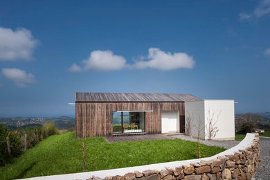 Modelo de fachada de casa marrón nórdica de tamaño medio de una planta con tejado de teja de madera