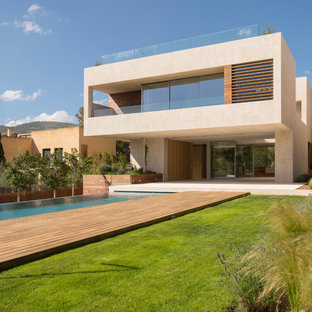Modelo de fachada de casa beige, minimalista, grande, de dos plantas, con revestimiento de piedra y tejado plano