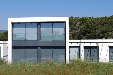 Foto de fachada blanca minimalista de tamaño medio de dos plantas con revestimiento de ladrillo y tejado plano