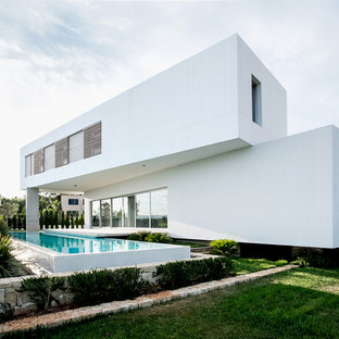 Diseño de fachada de casa blanca, minimalista, de dos plantas, con tejado plano
