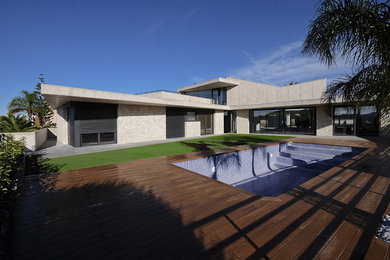 Ejemplo de fachada de casa minimalista grande de tres plantas con revestimiento de hormigón y tejado plano
