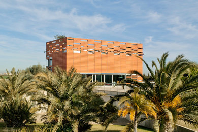 Foto de fachada contemporánea de tamaño medio de tres plantas con tejado plano