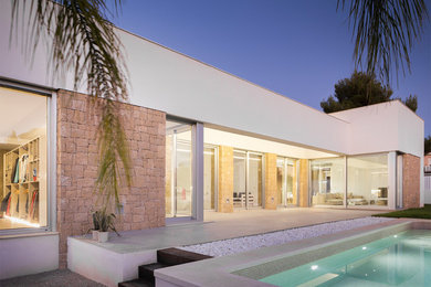 Design ideas for a contemporary house exterior in Valencia.