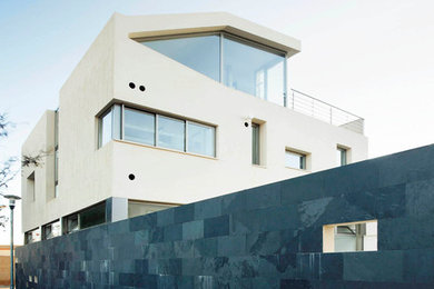 Свежая идея для дизайна: трехэтажный, белый дом среднего размера в современном стиле с комбинированной облицовкой и плоской крышей - отличное фото интерьера