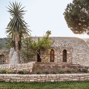 Diseño de fachada gris, mediterránea, de una planta, con revestimiento de piedra