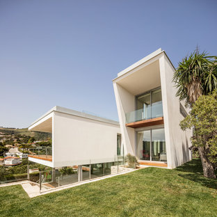 Modelo de fachada de casa blanca, minimalista, de dos plantas, con tejado plano