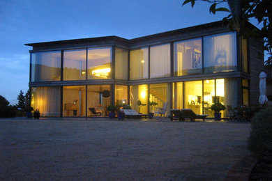 Foto della facciata di una casa contemporanea a due piani di medie dimensioni con rivestimenti misti e tetto piano